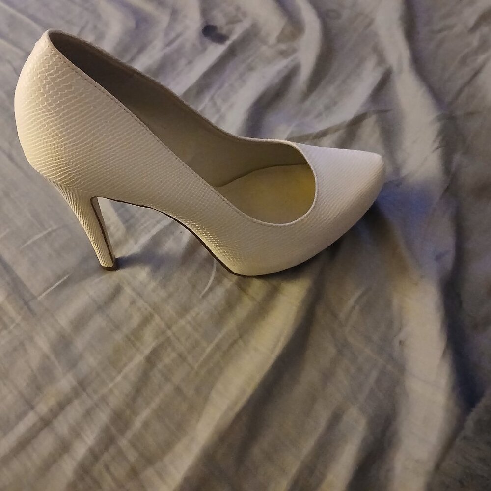 BCBGeneration White pumps